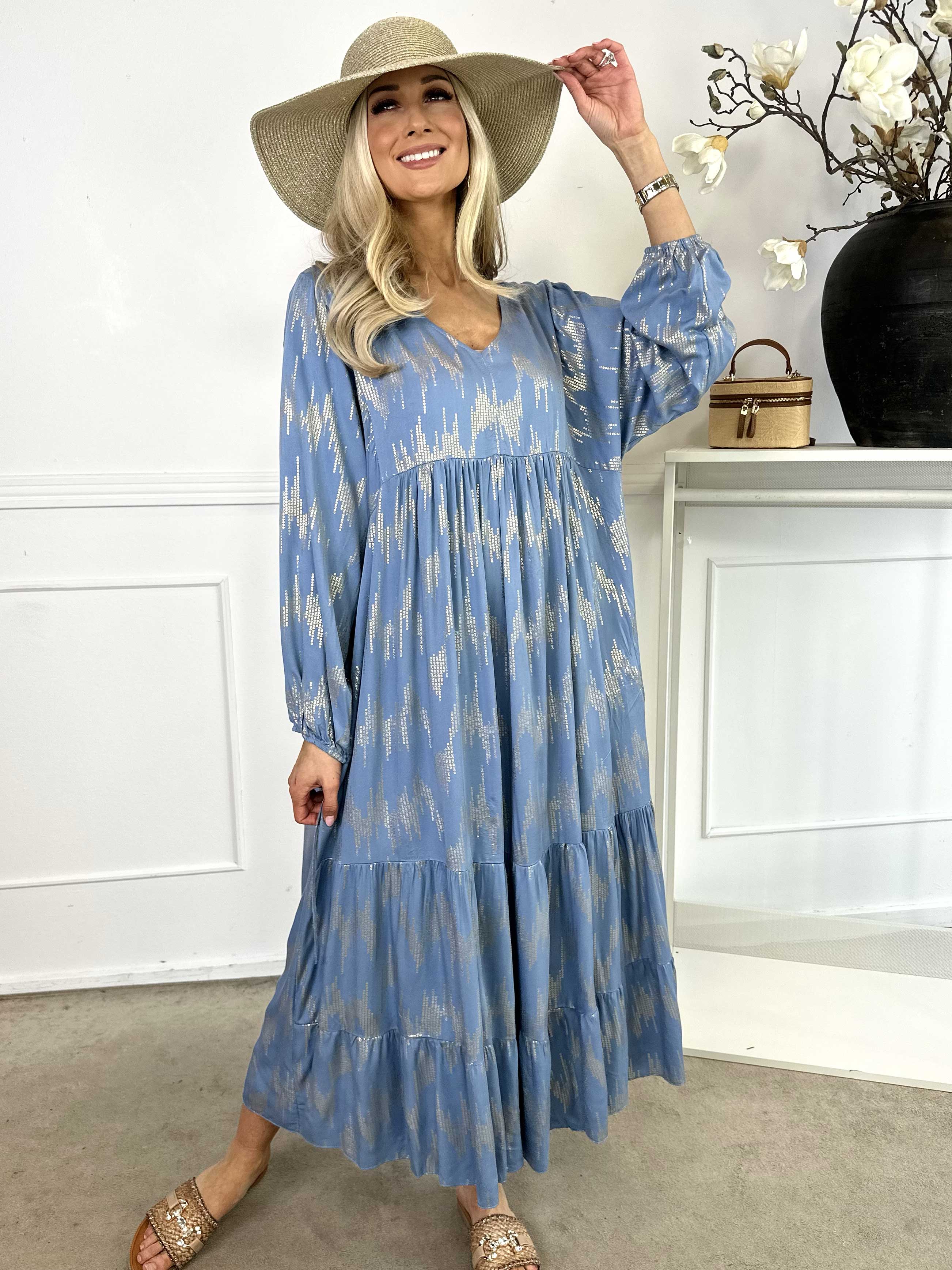 Mona - Lång, lös klänning i viskos med gulddetaljer